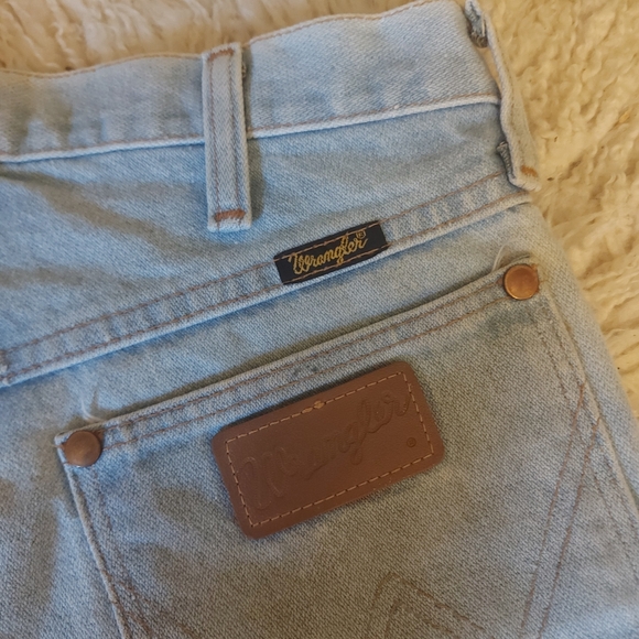 Super cute wrangler shorts - Picture 3 of 5